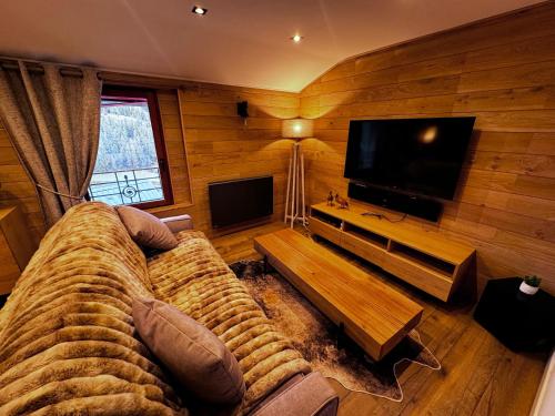 a living room with a couch and a flat screen tv at Chalet Millou Beuil in Beuil
