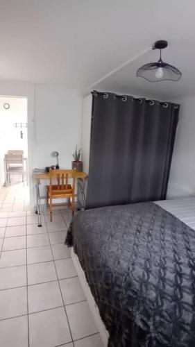 - une chambre avec un lit à tête noire dans l'établissement coin tranquille, à Pont-du-Château