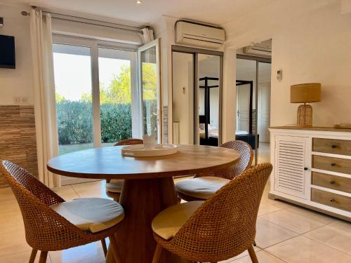 昂叙埃拉雷东Appartement "Calanques" - Domaine Ciel et Mer的配有木桌椅的餐厅