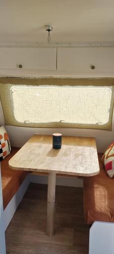 Photo de la galerie de l'établissement Caravane bohème équipée glamping jardin Bayonne, à Bayonne