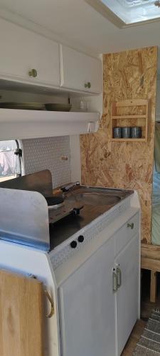 Photo de la galerie de l'établissement Caravane bohème équipée glamping jardin Bayonne, à Bayonne