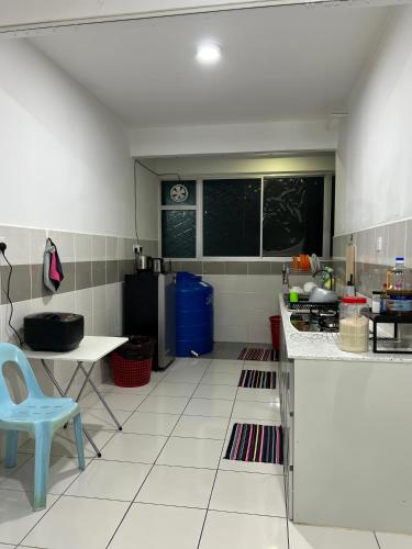 Кухня или мини-кухня в Singgah manis kinarut homestay
