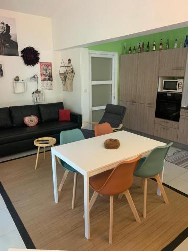 un salon avec une table et des chaises blanches dans l'établissement Maison T2 Le cabanon Joli, à Istres