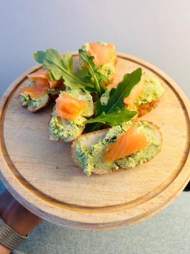 Makanan di atau berdekatan apartmen