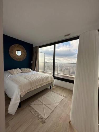une chambre avec un lit et une grande fenêtre dans l'établissement Lumineux Duplex - Hyper Centre - Terrasse, à Reims