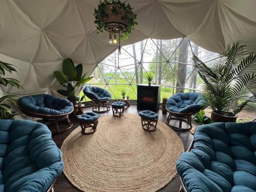 a living room with blue couches and a table at Estello Suites & Spa in Lac-Mégantic