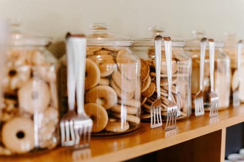 een aantal glazen potten gevuld met donuts op een plank bij Country House Santa Maria Maddalena in Budrio