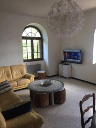 un salon avec un canapé et une table dans l'établissement Les cevennes depuis le vigan, au Vigan