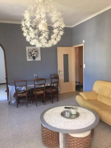 un salon avec un canapé et une table dans l'établissement Les cevennes depuis le vigan, au Vigan