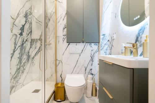 une salle de bain avec une douche, des toilettes et un lavabo dans l'établissement 2 pièces à Saint Germain, à Paris