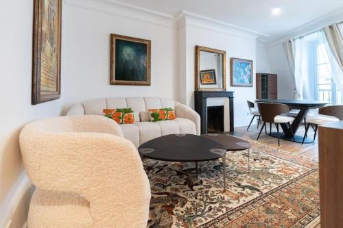 un salon avec un canapé et une table dans l'établissement 2 pièces à Saint Germain, à Paris