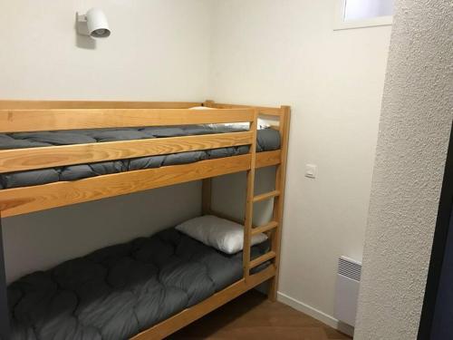 quelques lits superposés dans une chambre dans l'établissement Appartement 8 personnes, au pied des pistes, à Saint-François-Longchamp