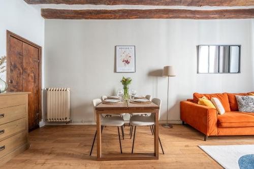 un salon avec une table et un canapé dans l'établissement Le Nid du Cygne - By PrestiPlace, à Tours