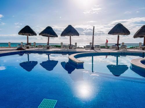 Villas Marlin Ocean Frontの敷地内または近くにあるプール
