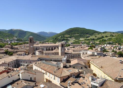 an overview of a town with mountains in the background at Chalet Battista Grotte di Frasassi in Fabriano