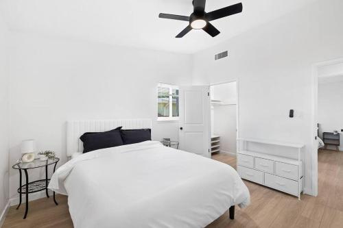 1 dormitorio blanco con 1 cama blanca y ventilador de techo en NEW CA Coastal Beauty 6 mins to Imperial Beach, en San Diego