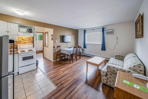 Kuchyň nebo kuchyňský kout v ubytování Bluebird Motel