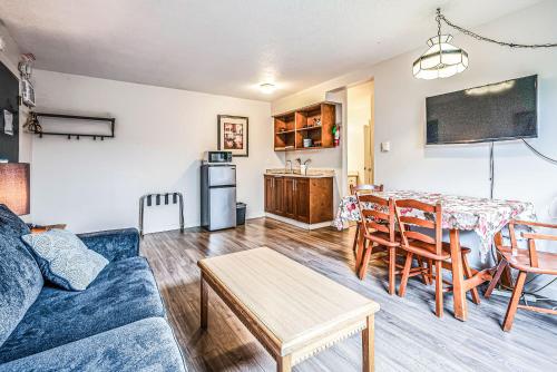 Kuchyň nebo kuchyňský kout v ubytování Bluebird Motel
