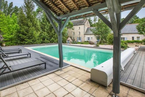 - une piscine avec pergola à côté d'une maison dans l'établissement Domaine du Moulin de CHAREAU, à Reugny