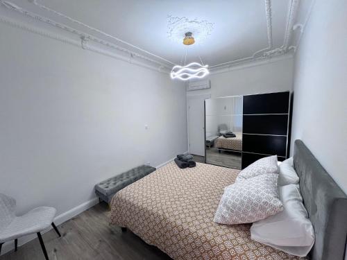 une chambre avec un lit et un miroir dans l'établissement Le Rapp 6, Appartement de Standing 3 chambres, 7 personnes &1 bébé, Cosy et familial ultra équipé Emplacement Idéal proche Gare Centre ville Marchés de Noël Quartier Tribunal Contades, à Strasbourg