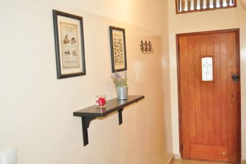 a room with a wooden door and a table on the wall at Magnifique villa avec piscine a Mbour in Mbour