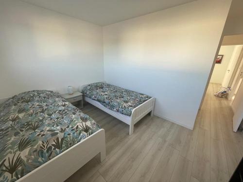 Cette petite chambre comprend 2 lits. dans l'établissement Maison à Orgères, à Orgères