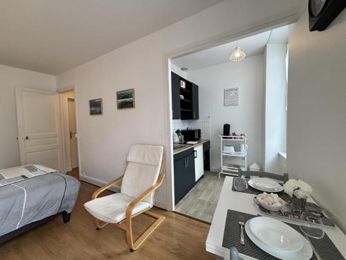 Photo de la galerie de l'établissement Le Sancy - Studio - 1 lit - 2 pers - Clim, à Châtel-Guyon