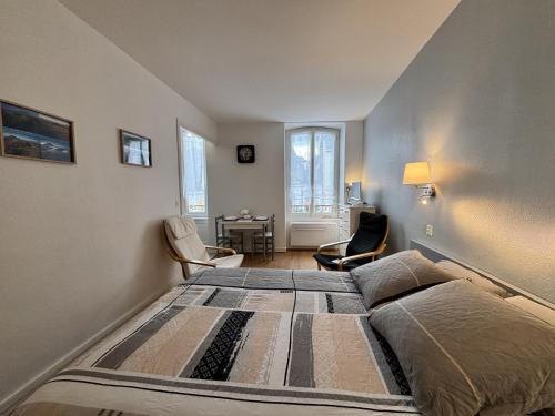 Photo de la galerie de l'établissement Le Sancy - Studio - 1 lit - 2 pers - Clim, à Châtel-Guyon