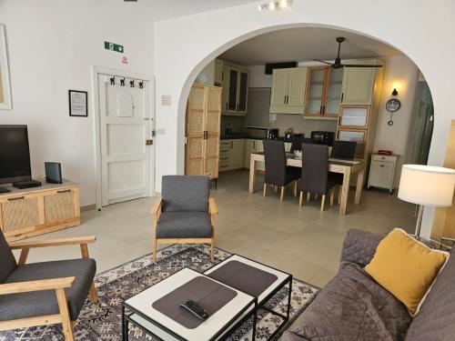 Posezení v ubytování Town Centre Bright & Spacious apt