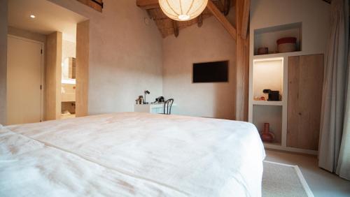 a bedroom with a large white bed in a room at B&B Het Nagtegaaltje in Collendoorn