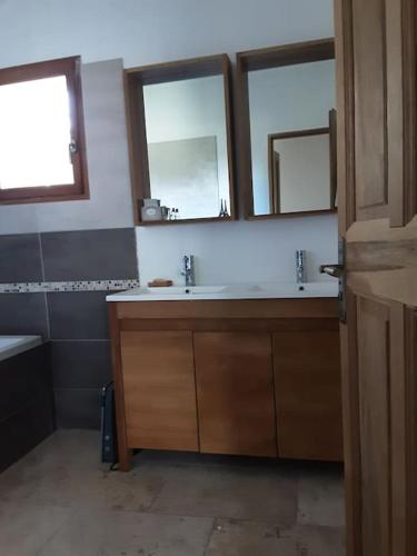 une salle de bain avec un lavabo et deux miroirs dans l'établissement Beau mas en campagne de l'Isle sur la Sorgue, à LʼIsle-sur-la-Sorgue