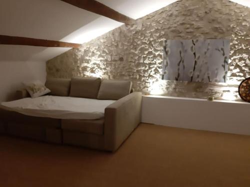 un salon avec un canapé et une fenêtre dans l'établissement Beau mas en campagne de l'Isle sur la Sorgue, à LʼIsle-sur-la-Sorgue