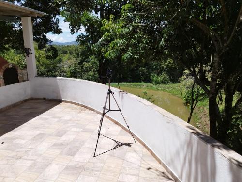 a camera on a tripod on top of a roof at Birding Colombia Lodge cerca a Ibagué in El Real
