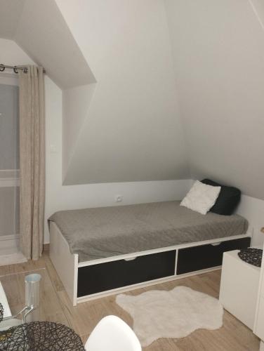 a small bedroom with a bed in a room at Apartment/mieszkanie u Janusza in Grybów