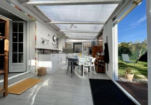 Il comprend une cuisine et un coin repas avec une table ainsi qu'une cuisine et une salle à manger. dans l'établissement Charmante et accueillante maison, à Saint-Pierre-dʼOléron