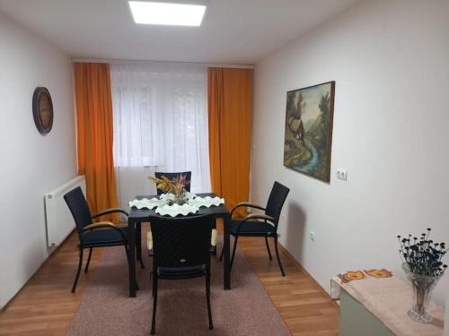 een kamer met een eettafel en stoelen bij Rron's House in Prizren