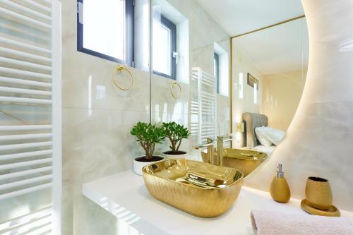 a bathroom with two sinks and a large mirror at Vila Tia in Karlovac