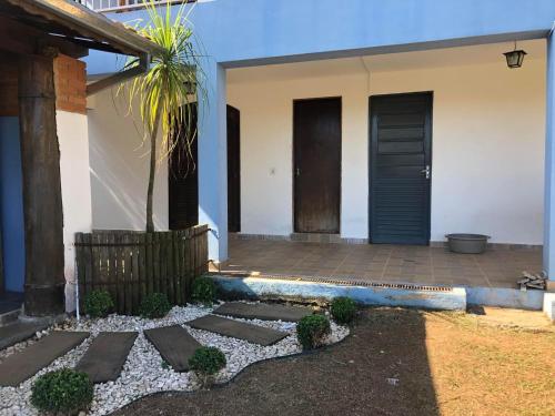 a house with a palm tree in front of it at Suite na Casa Azul in Socorro