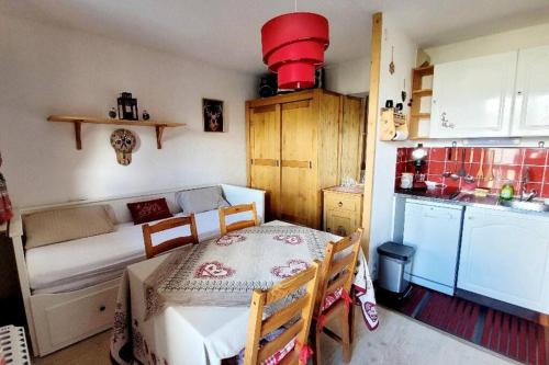 une chambre avec une table et une cuisine avec une table et des chaises dans l'établissement Appartement au ski avec vue, à Narreyroux