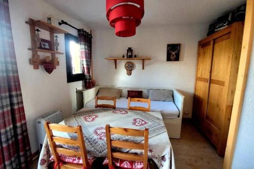 une petite pièce avec une table et deux chaises dans l'établissement Appartement au ski avec vue, à Narreyroux