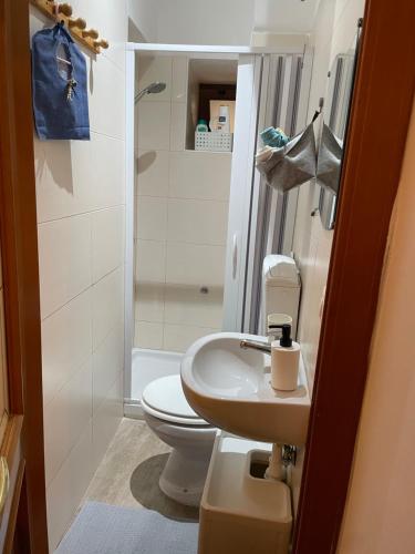a small bathroom with a toilet and a sink at Le Colonne 14 in Bari
