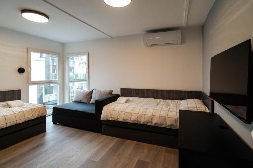Postel nebo postele na pokoji v ubytování REAL Suites