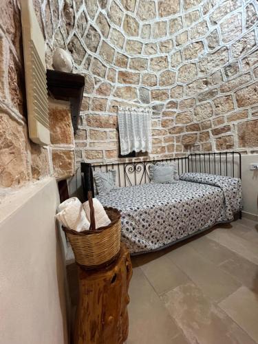 un banco en una habitación con una pared de ladrillo en Trullo Elisabetta, en Ceglie Messapica