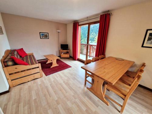 un salon avec une table et un canapé dans l'établissement Les Chalets D'arrondaz - Appartement 3 pièces 4/6 personnes 36 m² MAE-2921, à Modane
