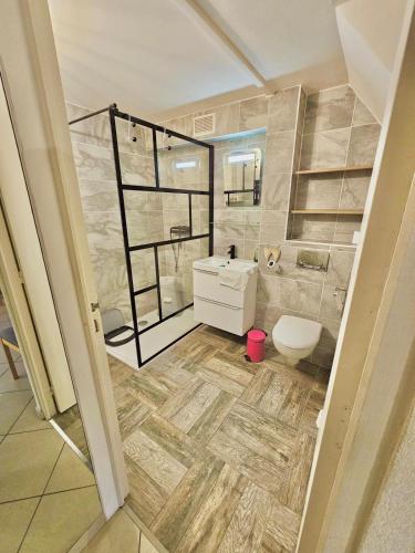 une salle de bain avec toilettes et lavabo dans l'établissement Villa au calme à 200m de la plage de Rochelongue, au Cap d'Agde