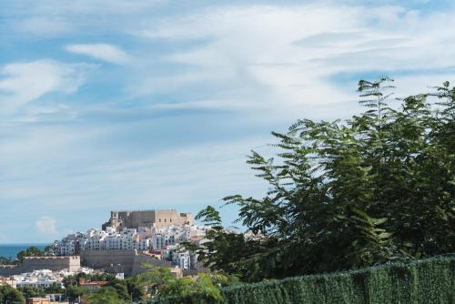 Blick auf eine Stadt von einem Hügel in der Unterkunft Blue Marine in Peñíscola