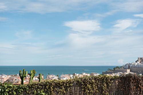 Una vista del océano y una ciudad en Blue Marine, en Peñíscola