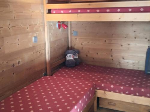 - un lit superposé dans une cabine avec un matelas rouge dans l'établissement Résidence Pierre De Soleil - Studio pour 4 Personnes 39, à Mâcot La Plagne