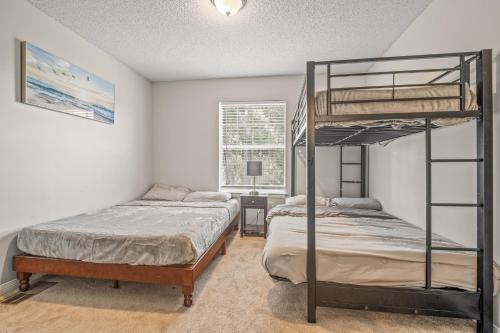 Ένα ή περισσότερα κρεβάτια σε δωμάτιο στο Charming Urban Family Home near Beaches & Downtown