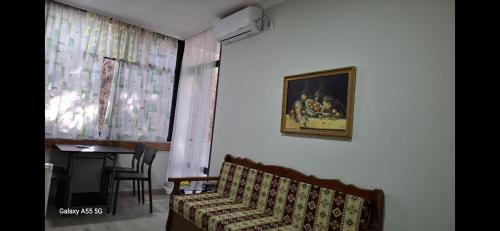 un soggiorno con un divano e un quadro sul muro di Pine Apartment 2 plus 1 a Golem